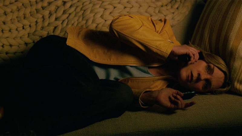 تصویر کارلا در مبل در پلوربیس