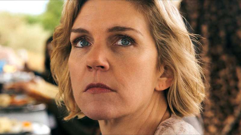 تصویر کارلا نگاه جدی به شانه در پلوربیس