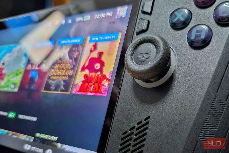 نزدیک‌نمایی از جویستیک ROG Ally X، با یک کاور روی آن