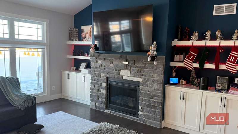 تلویزیون Roku TCL نصب‌شده بالای شومینه