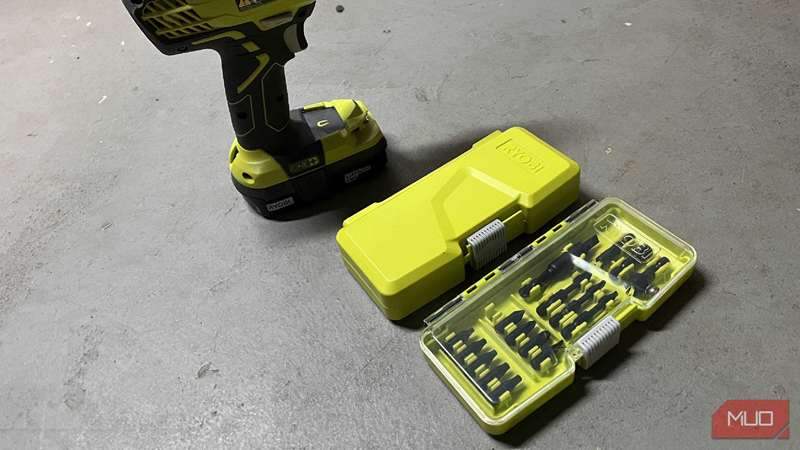 یک مجموعهٔ سرهای درایور و مته در کنار دریل RYOBI ONE