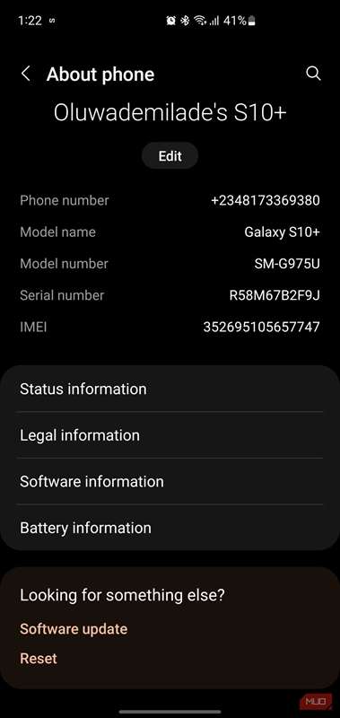 صفحه درباره تلفن سامسونگ گلکسی که شماره مدل و منوی اطلاعات نرم‌افزاری را نشان می‌دهد
