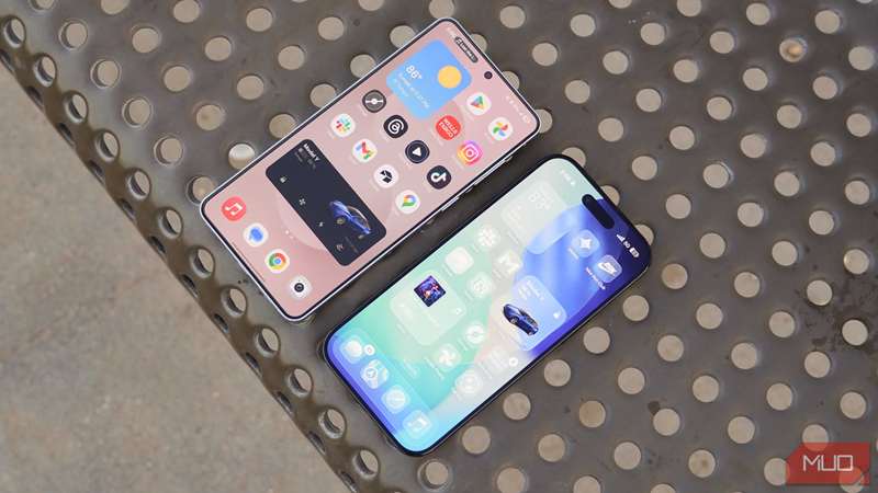 صفحه‌های نمایش در Galaxy S25 Edge (چپ) و iPhone Air (راست)