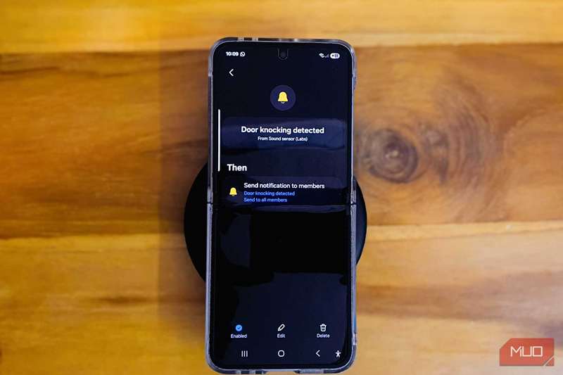 گالاکسی ز فلیپ 6 سامسونگ روی میز چوبی با یک صفحه‌کلید در لبه