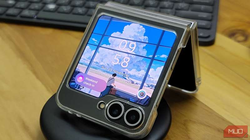 سامسونگ گلکسی Z Flip 6 در حالت صدفی