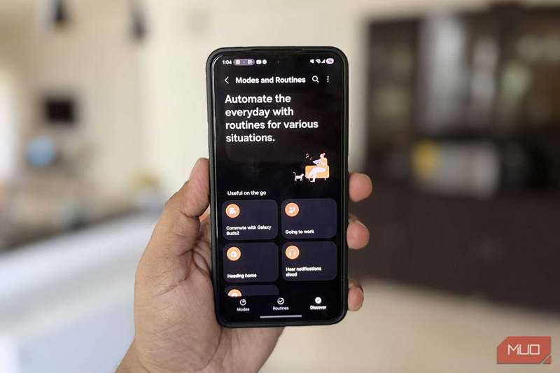 گوشی سامسونگ در دست که منوی حالت‌ها و روتین‌ها را نشان می‌دهد