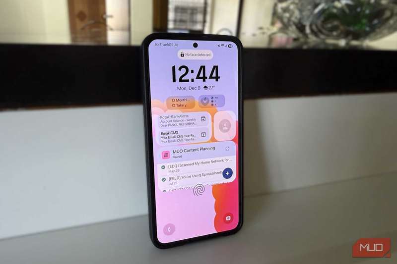 گوشی سامسونگ نشاندهنده ویجتهای صفحه قفل