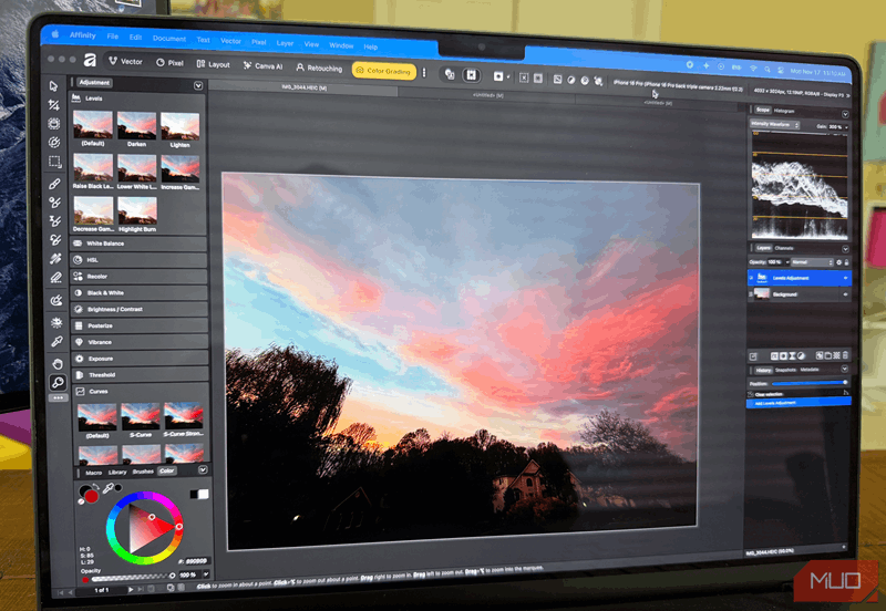 افی‌نیتی روی مانیتور