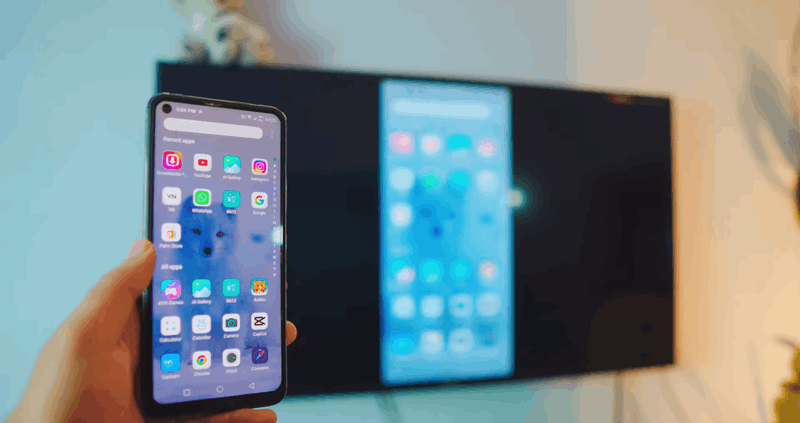 صفحهٔ یک گوشی که به‌صورت آیینه بر روی یک تلویزیون هوشمند نمایش داده می‌شود.