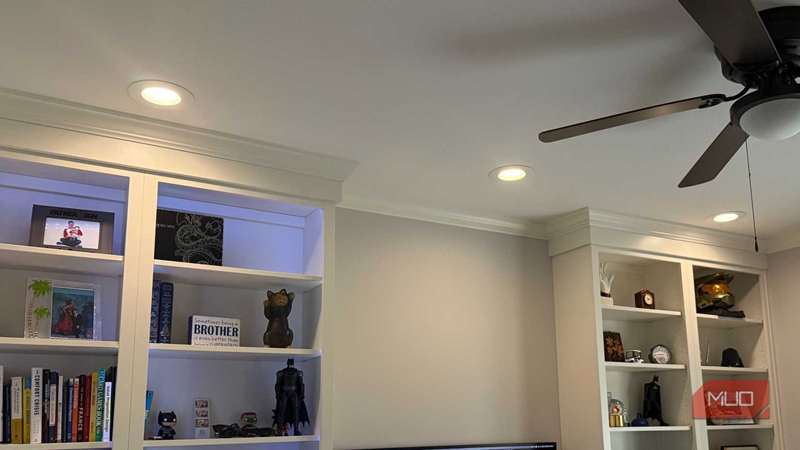 لامپ‌های هوشمند سوئیچ‌دار در دفتر که کم‌نور شده‌اند