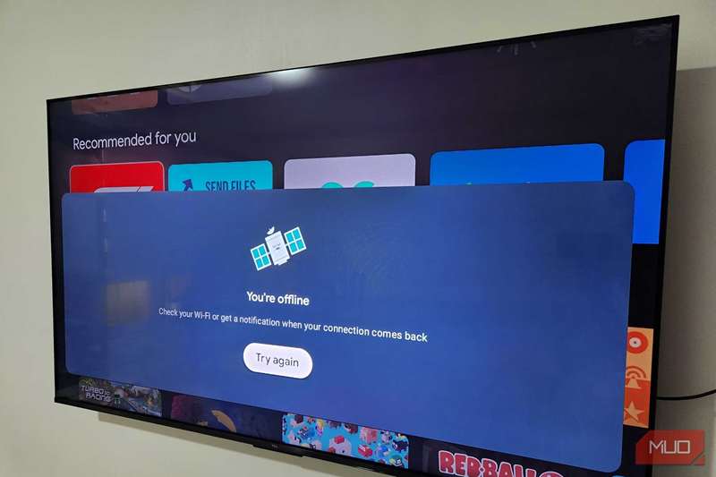 تلویزیون هوشمند بر دیوار که خطای آفلاین نشان می‌دهد
