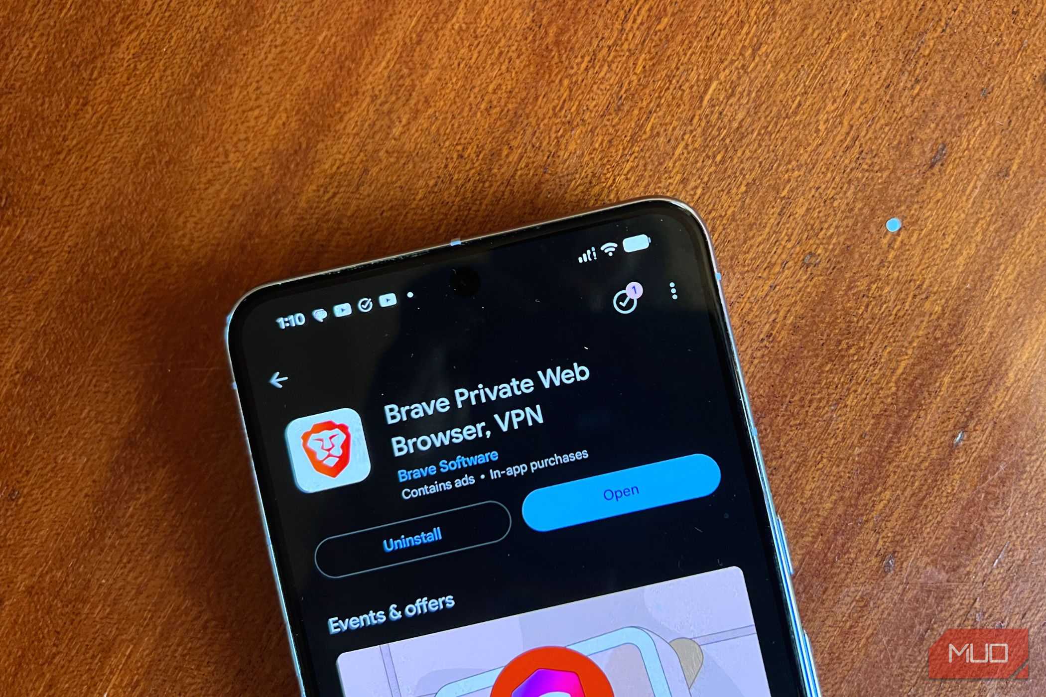 گوشی هوشمند که لیست فروشگاه گوگل پلی مرورگر Brave را نمایش میدهد.