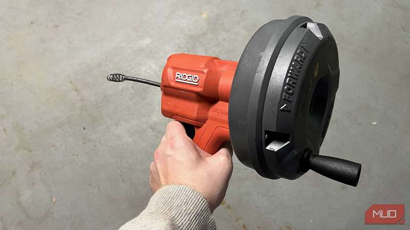 یک مار لوله‌بردار سخت در دست