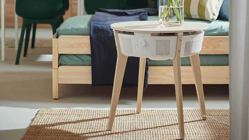 میز Starkvind با یک تصفیه‌کننده هوای درون‌ساز