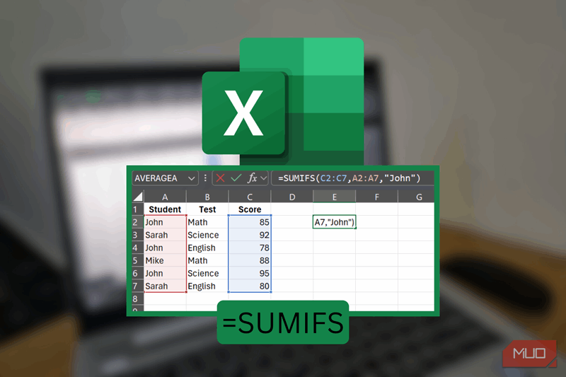 یک فرمول SUMIFS در صفحه‌گسترده کنار لوگوی Excel روی یک لپ‌تاپ محو