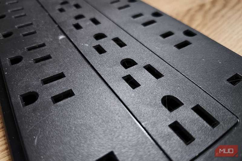 عکس از پلاگین‌های یک محافظ برق ۱۸ پریزی