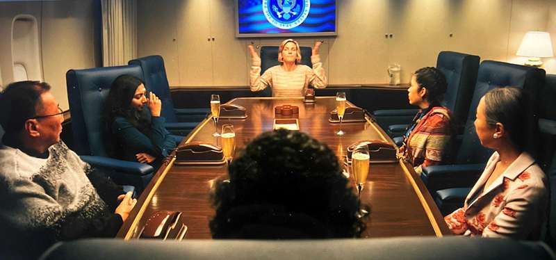 بازماندگان پلوریبوس بر سر میزی در ایرفورس وان نشسته‌اند