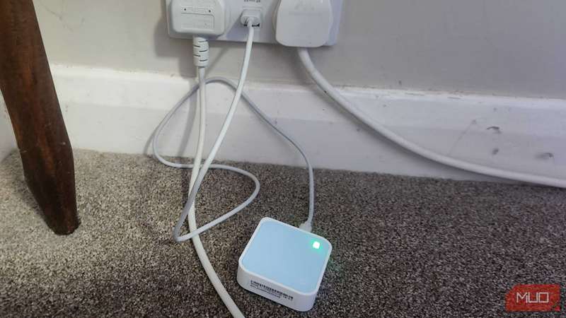 TP‑Link N300 وصل شده به پریز دیواری