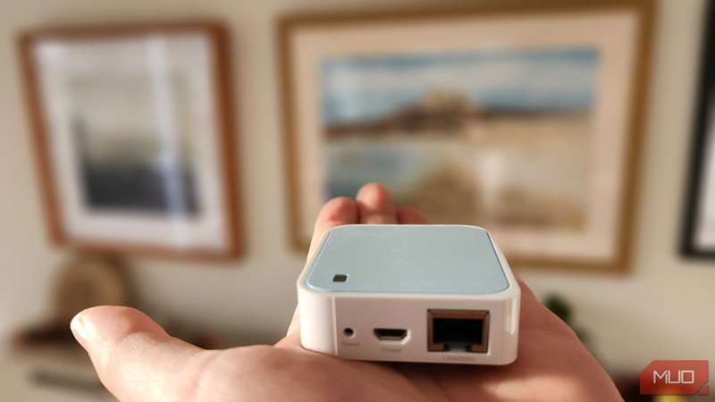 TP‑Link N300 با پورت‌های پشت روی نمایش