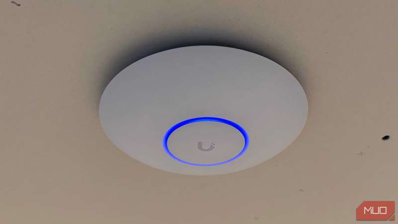 نقطه دسترسی یونیفی اوبی‌کوئیتی نصب‌شده روی سقف