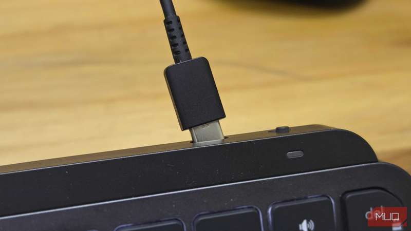 کابل USB‑C متصل به پورت کیبورد