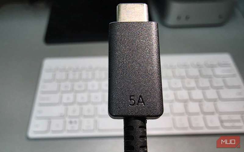 کابل USB‑C با نشانه ۵A برای شارژ سریع.