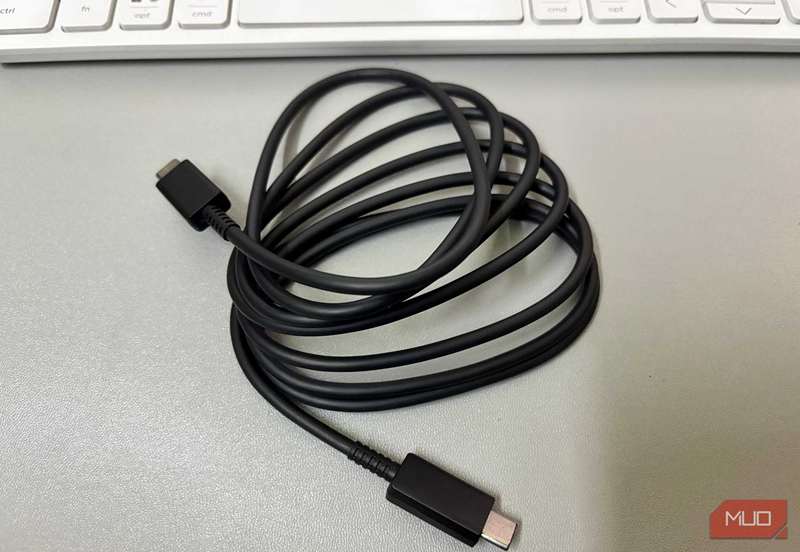 کابل شارژ USB‑C روی میز