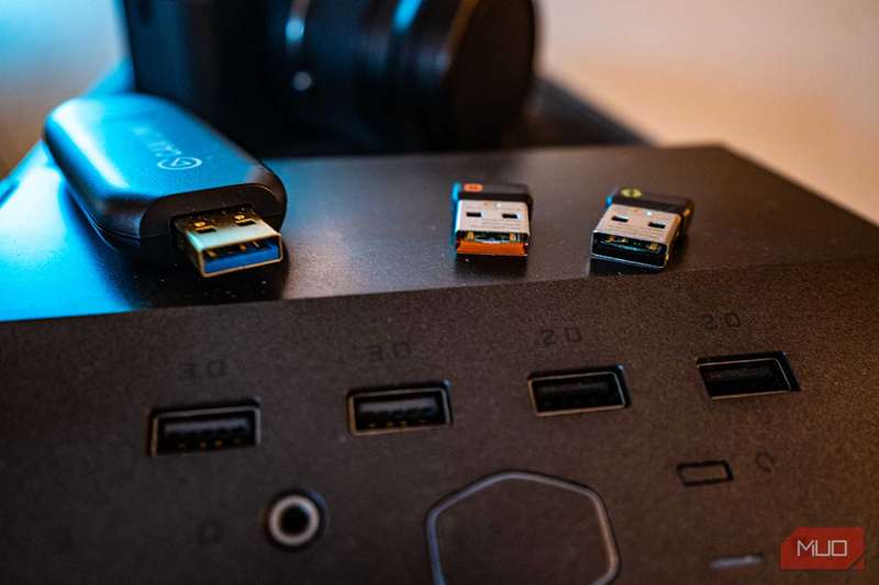 دستگاه‌های USB روی یک کامپیوتر با پورت‌های USB 2.0 و 3.0