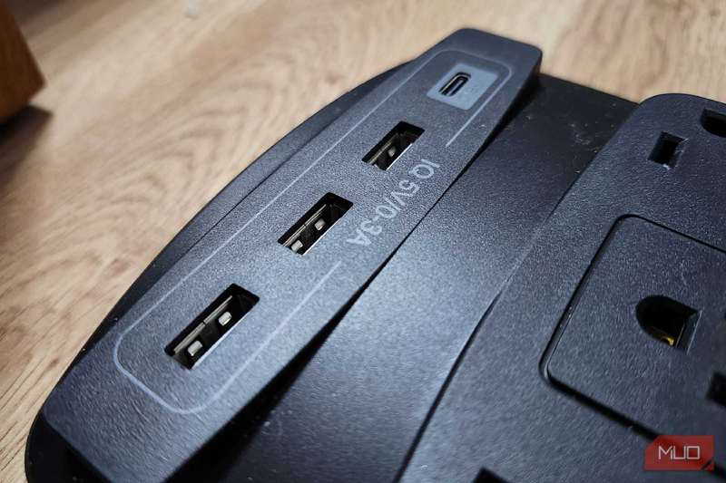 پورت‌های USB علاوه بر چند پریز در محافظ برق ۱۸ پریزی من