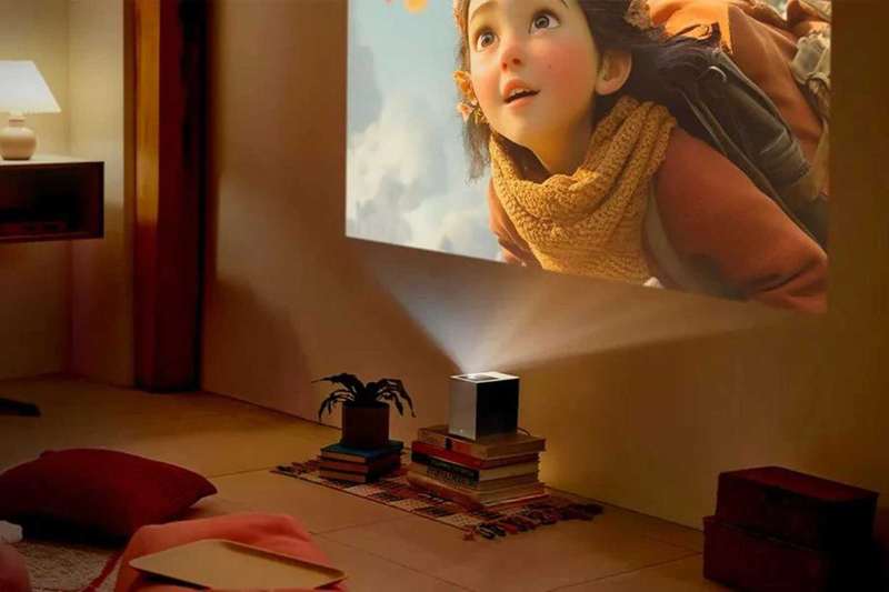 استفاده از پروژکتور LG CineBeam S نزدیک به دیوار برای تماشای محتوا