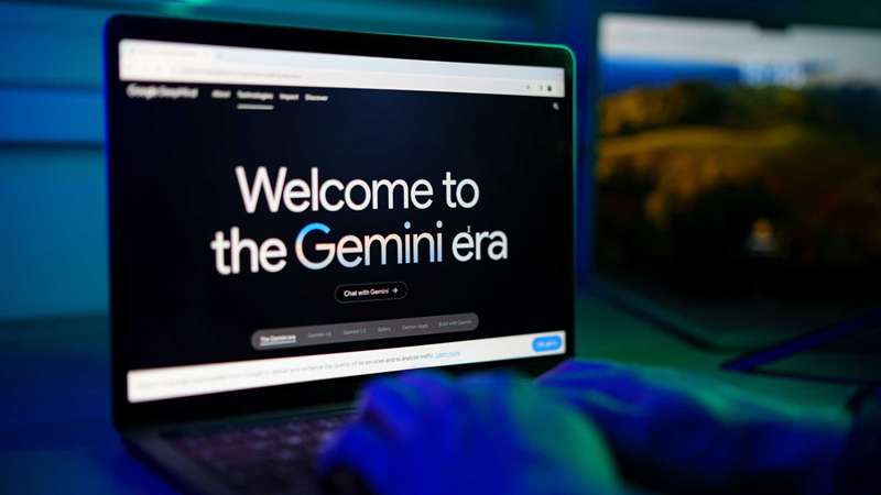 متن «به دوران Gemini خوش آمدید» روی لپتاپ