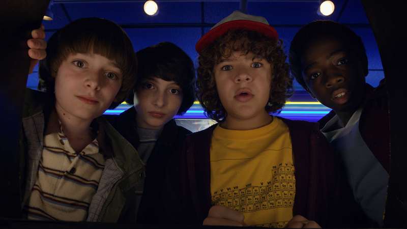 Will، Mike، Dustin و Lucas از منظر صفحه‌نمایش در Stranger Things فصل ۲