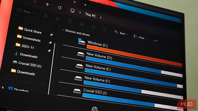 فایل اکسپلورر ویندوز ۱۱ در کامپیوتر شخصی روی لپ‌تاپ HP.