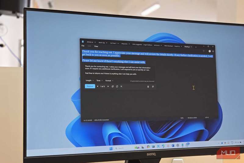 نات‌پد ویندوز ۱۱ باز روی مانیتور BENQ