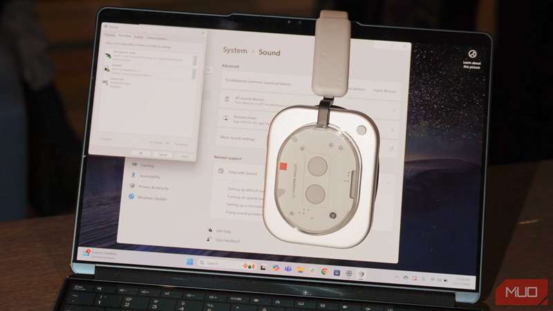 هدفون Nothing Headphone 1 روی یک لپ‌تاپ ویندوز.