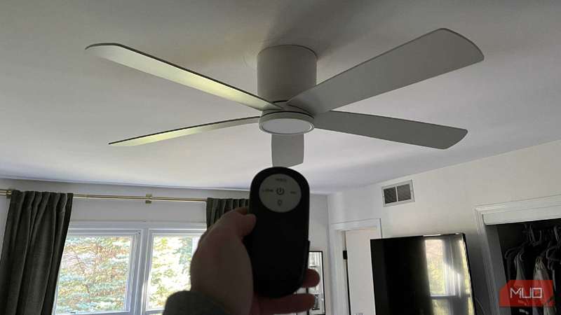 اشاره‌کردن یک ریموت به فن سقفی