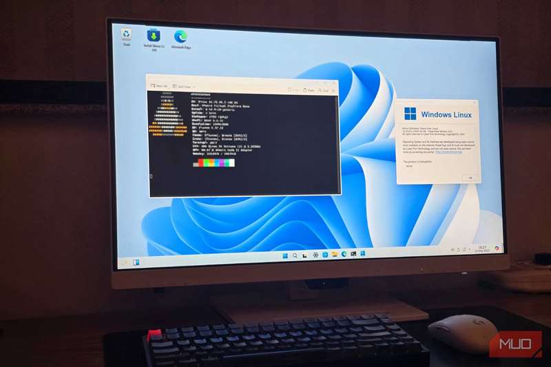 ویندکس در حال اجرا روی یک کامپیوتر با کیبورد و ماوس روی میز
