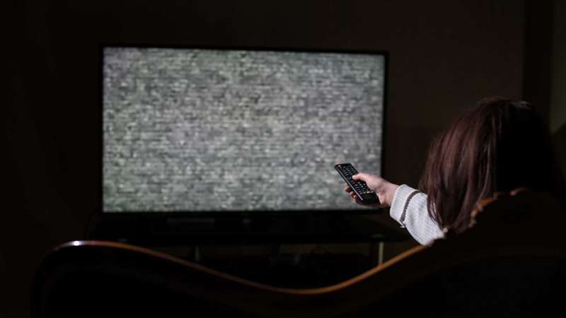 زن با ریموت تلویزیون هوشمند روی تلویزیون خراب.