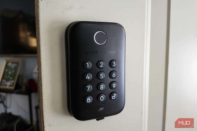 قفل وایز از زاویه‌ای که دکمه‌ها و خواننده اثر انگشت را نشان می‌دهد