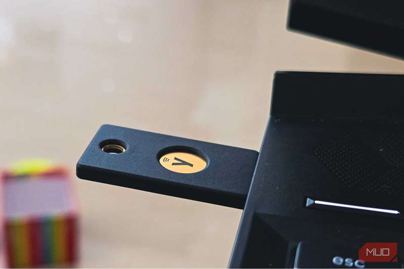کلید امنیتی YubiKey از Yubico با NFC متصل به پورت USB لپ‌تاپ