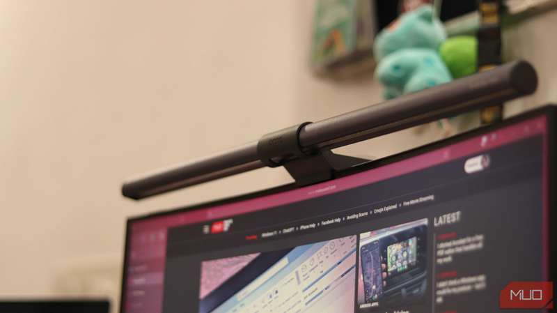 BenQ ScreenBar Halo روی یک مانیتور منحنی.