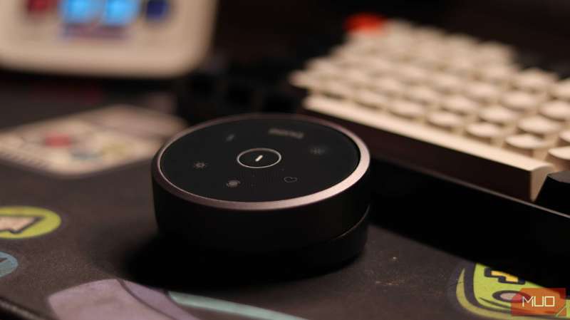 نمای جانبی ریموت BenQ ScreenBar Halo.