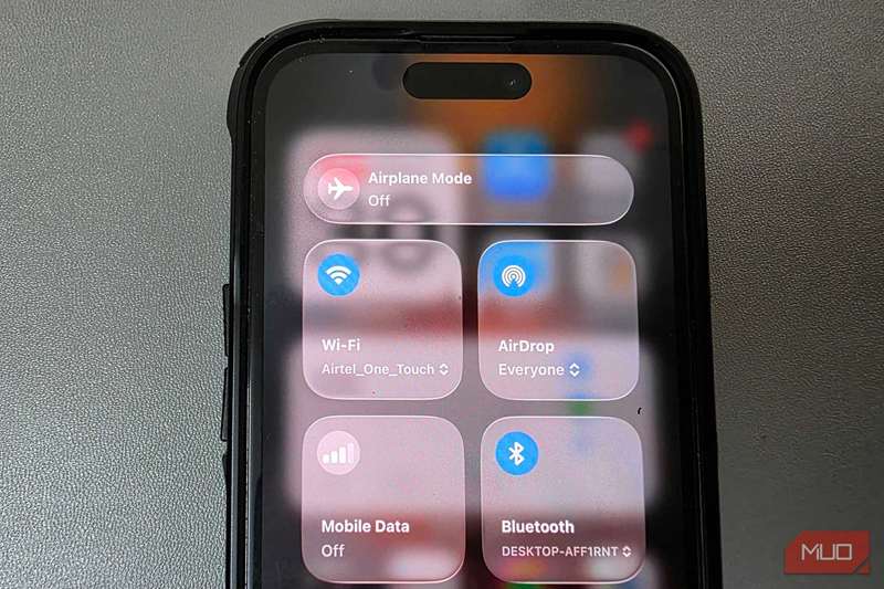 مرکز کنترل iPhone که AirDrop، Wi‑Fi و کلیدهای Bluetooth فعال را نشان میدهد