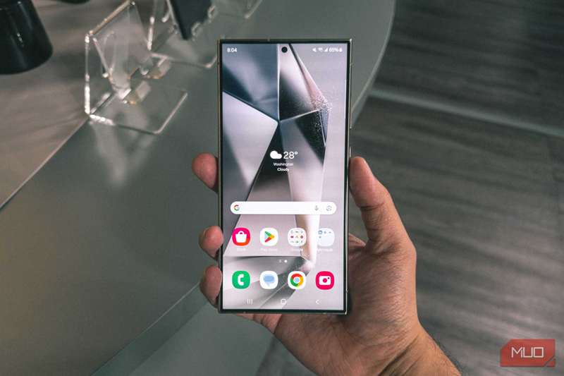 گالکسی S24 Ultra سامسونگ در دست، نمای جلوی