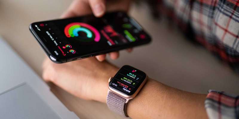 مردی که هنگام پوشیدن Apple Watch از آیفون استفاده می‌کند