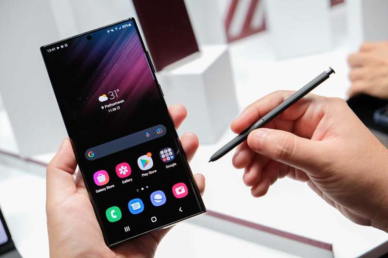 مردی که از Galaxy S22 Ultra با قلم S استفاده میکند