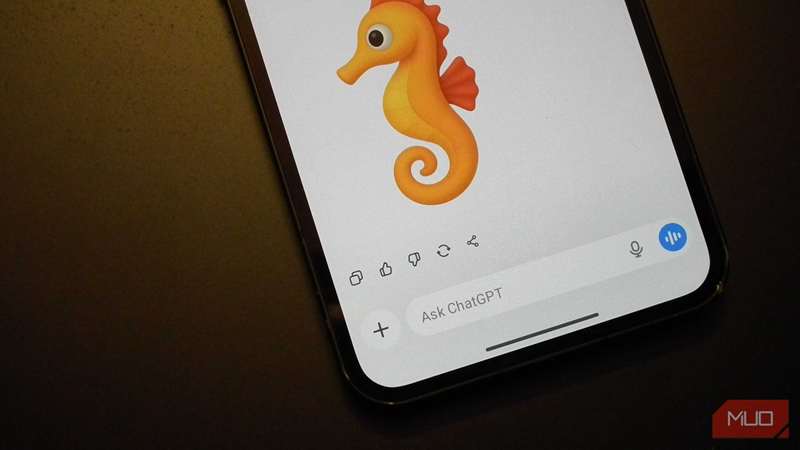 یک گوشی هوشمند که برنامه ChatGPT را نشان میدهد با ایموجی اسبدریایی روی آن
