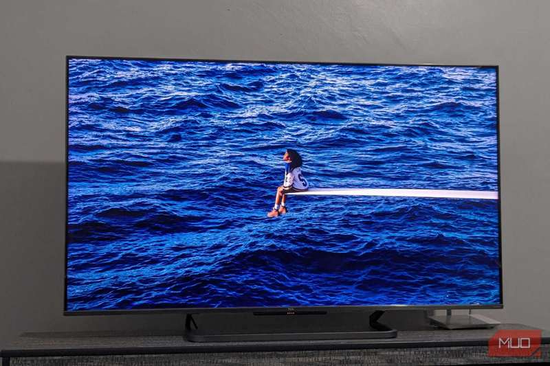 یک تلویزیون روی یک پایه تلویزیون قرار گرفته و موسیقی پخش می‌کند