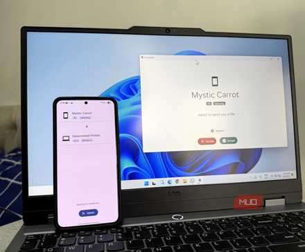گوشی اندروید و لپتاپ ویندوزی که فایلها را از طریق LocalSend بهاشتراک میگذارند.