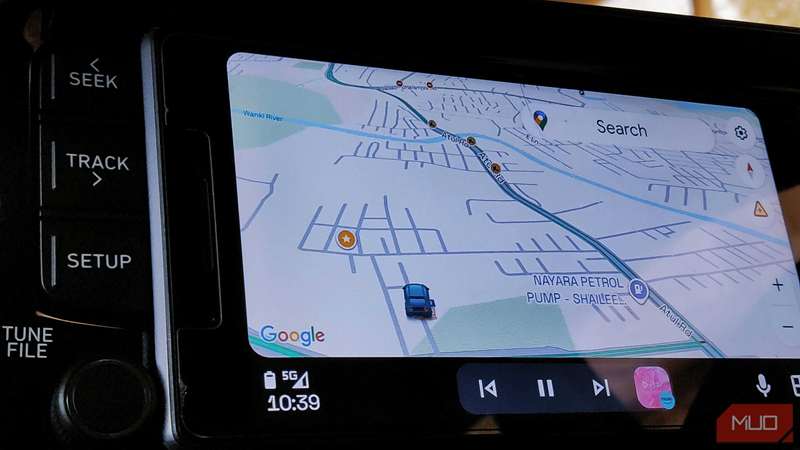 تبلت اندروید که Android Auto را روی داشبورد خودرو اجرا می‌کند.